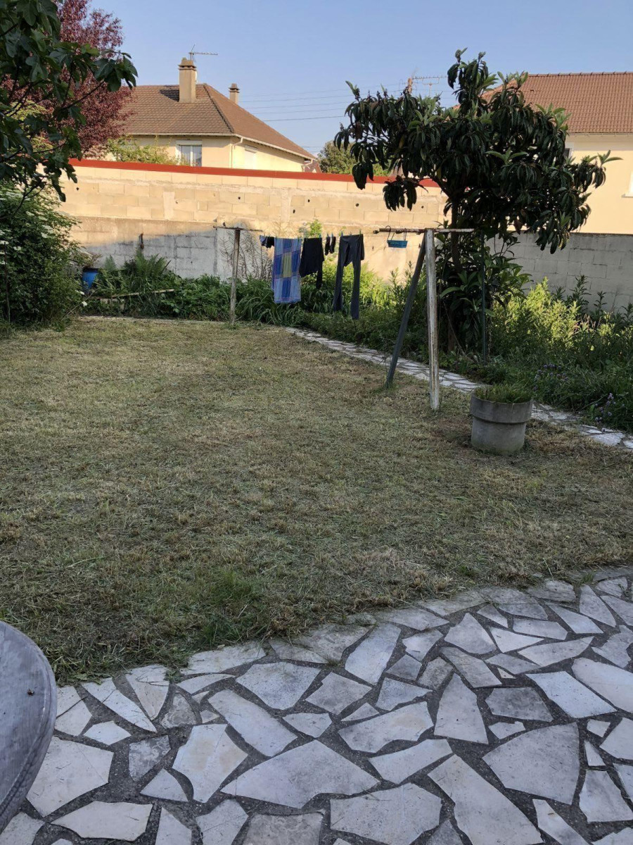 
                                                Location
                                                 Chambre meublée 13 m2 dans pavillon très calme