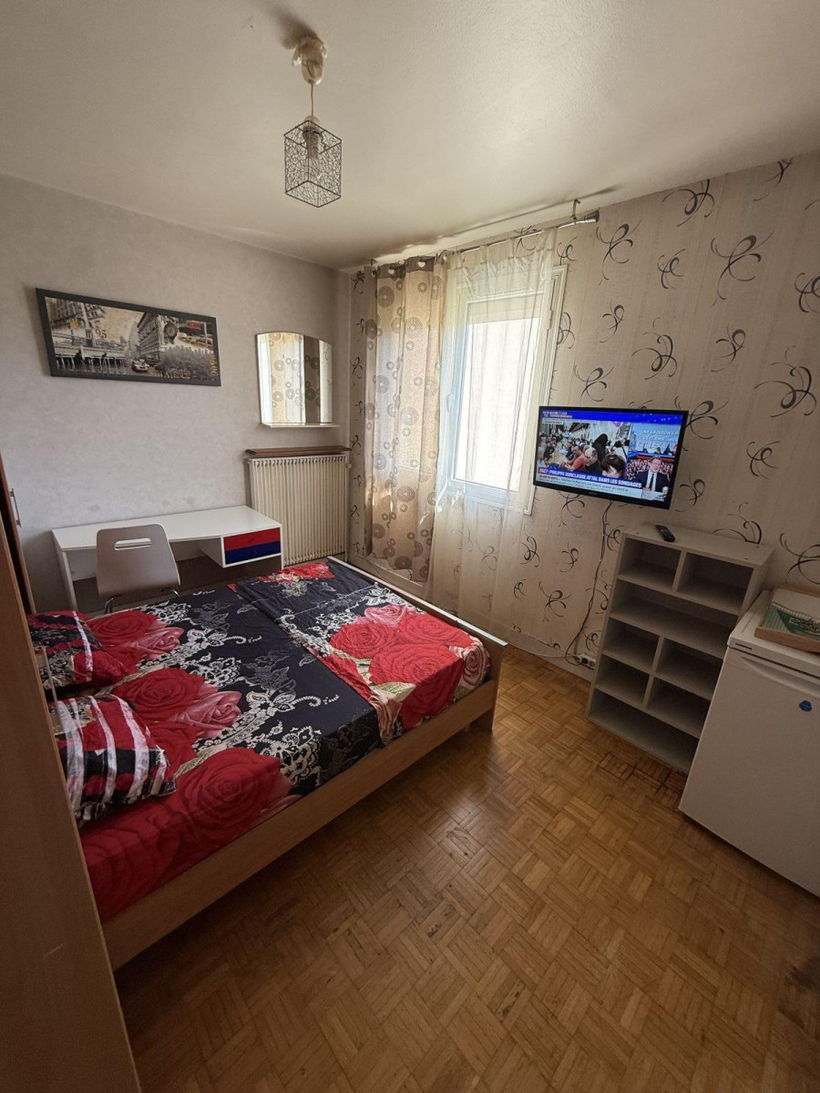 
                                                Location
                                                 Chambre meublée 13 m2 dans pavillon très calme