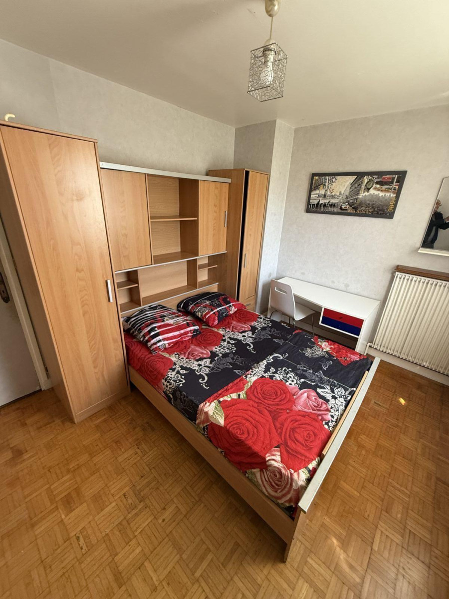 
                                                Location
                                                 Chambre meublée 13 m2 dans pavillon très calme