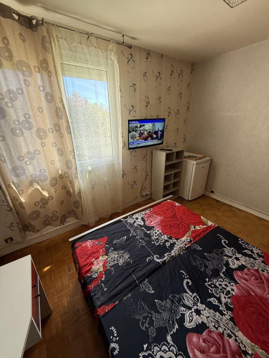 
                                                Location
                                                 Chambre meublée 13 m2 dans pavillon très calme