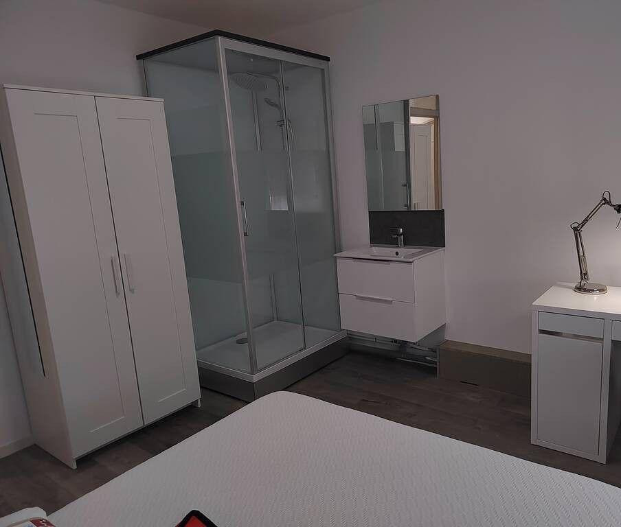 
                                                Colocation
                                                 Chambre meublée avec douche privative en coloc 4ch