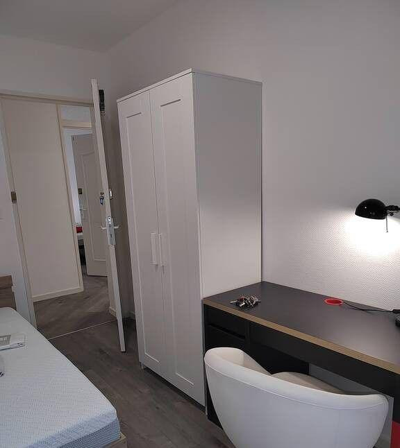 
                                                Colocation
                                                 Chambre meublée avec douche privative en coloc 4ch