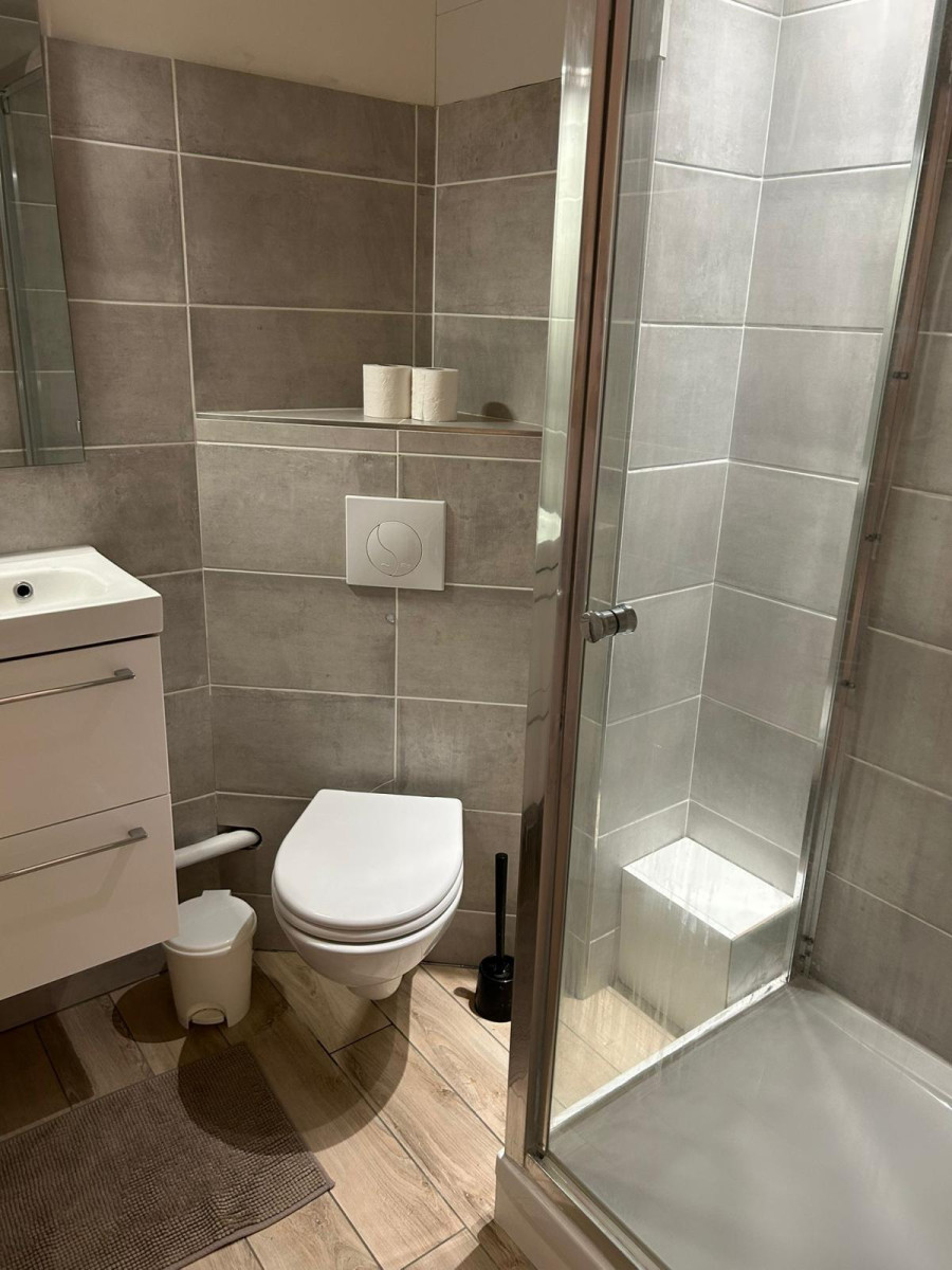 
                                                Colocation
                                                 Chambre meublée avec SDE et WC individuels