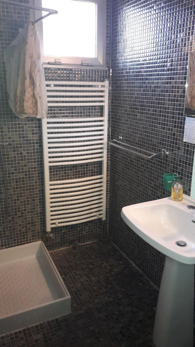 
                                                Colocation
                                                 Chambre meublée dans grande maison calme et jardin