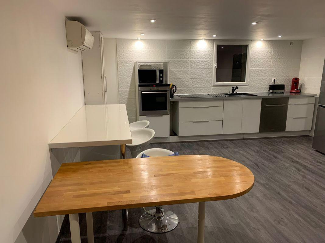 
                                                Colocation
                                                 CHAMBRE MEUBLEE indépendante dans maison