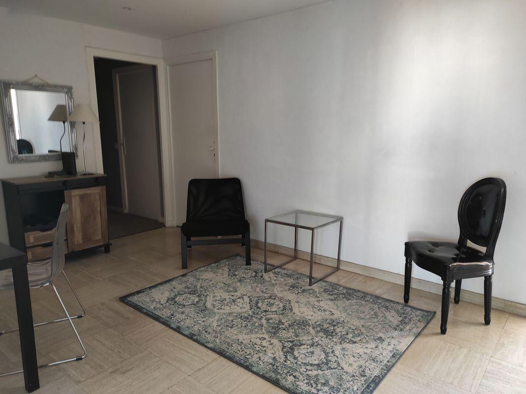 
                                                Location
                                                 Chambre meublée, proche du Campus C. Bernard Roose