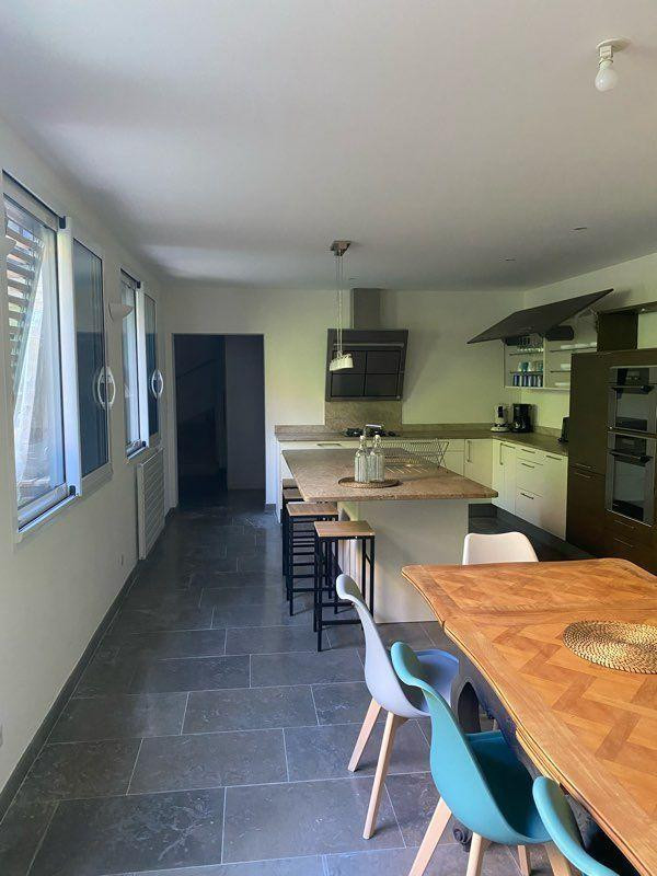 
                                                Colocation
                                                 Chambre privée et meublée dans superbe maison