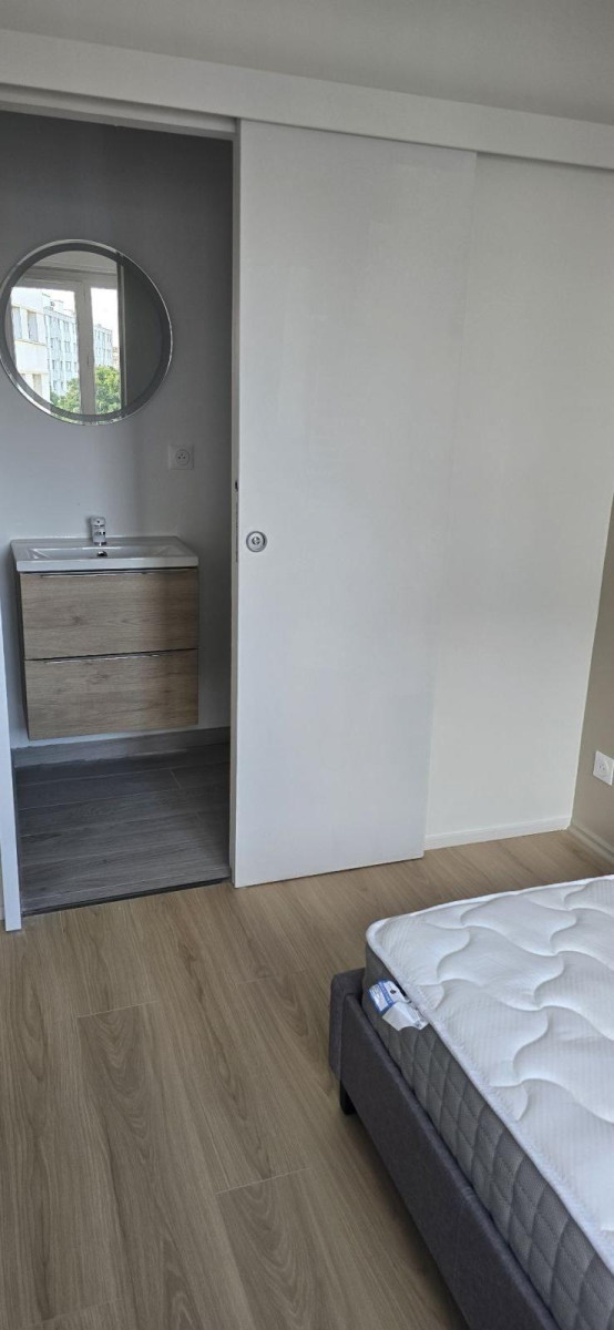 
                                                Colocation
                                                 Chambre rénovée Gratte-Ciel – Métro 2 min – Balcon