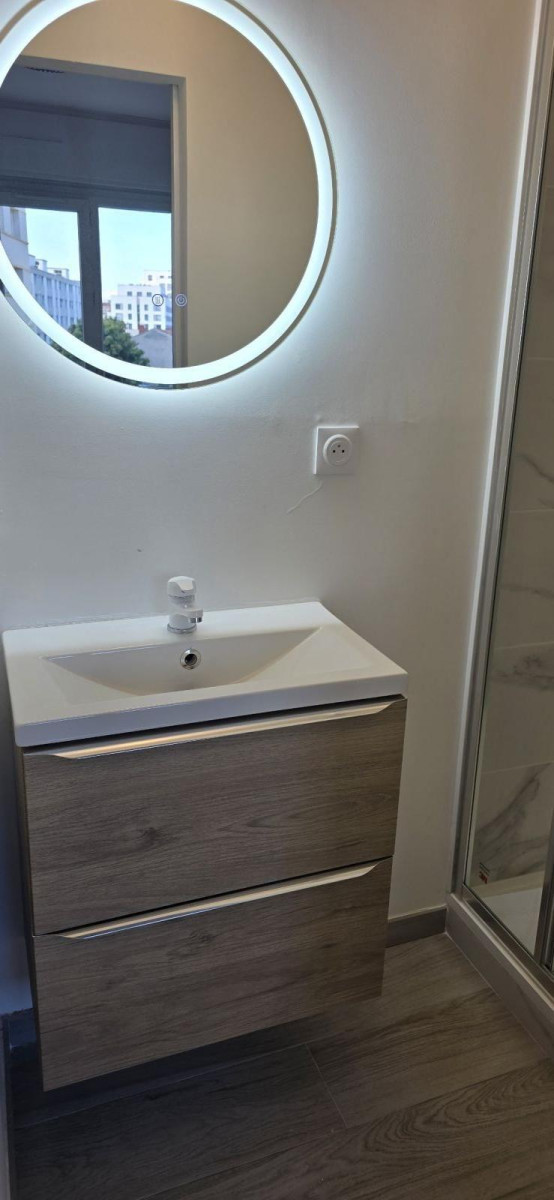 
                                                Colocation
                                                 Chambre rénovée Gratte-Ciel – Métro 2 min – Balcon