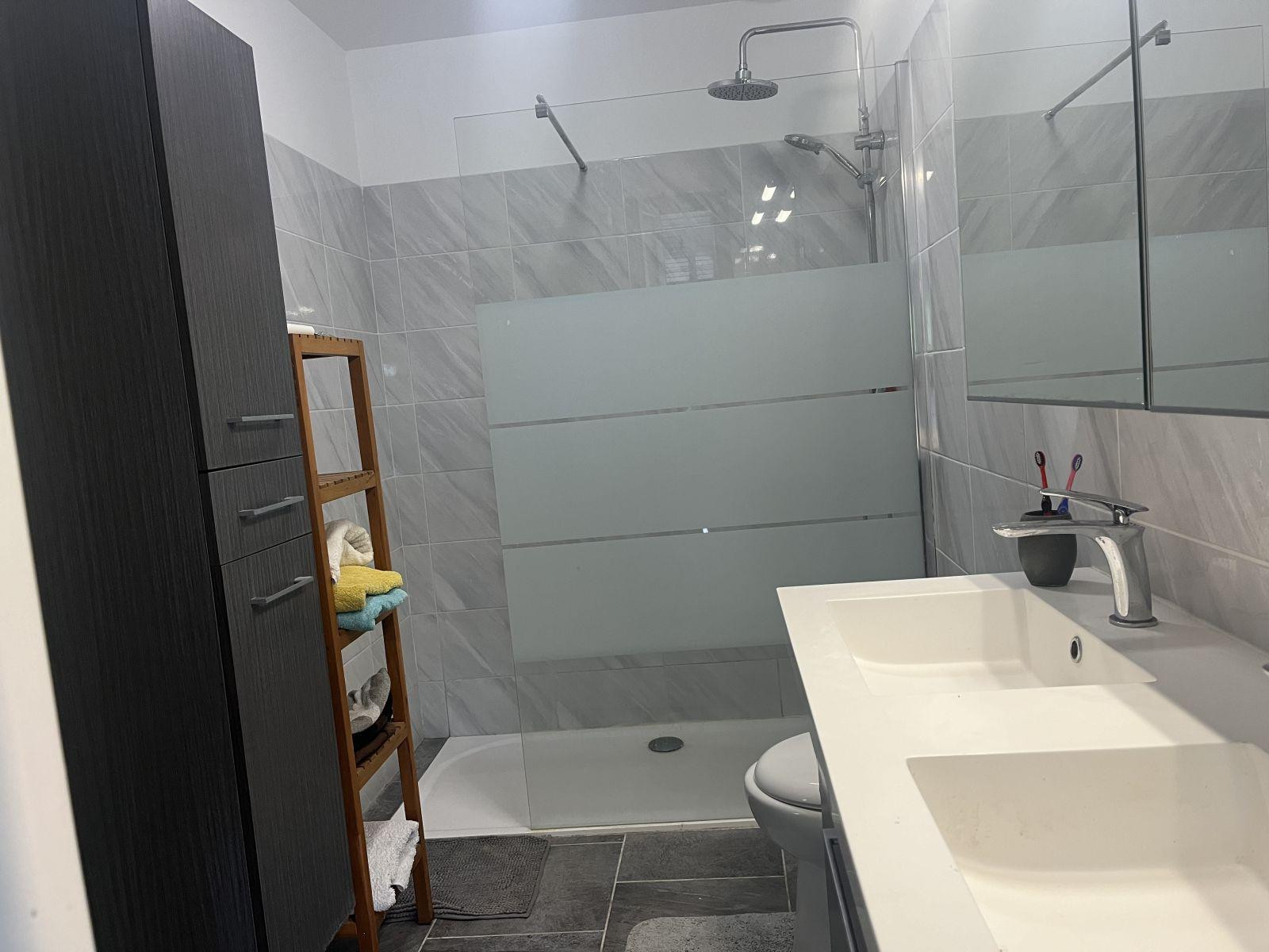 
                                                Colocation
                                                 Chambres à louer dans superbe Villa .