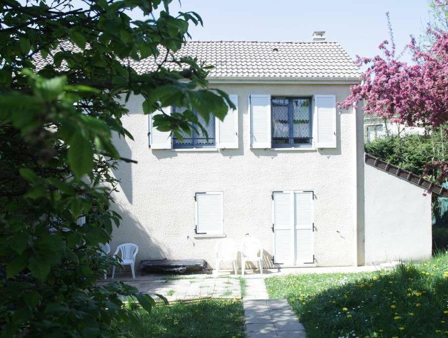 
                                                Colocation
                                                 Chambres dans une coloc 135 m² Champs-Sur-Marne