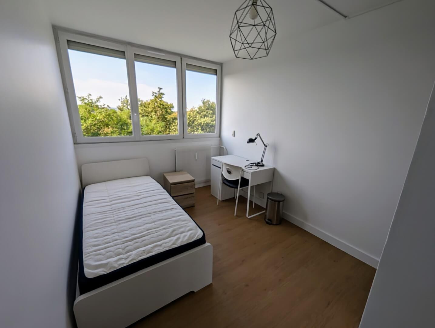 
                                                Colocation
                                                 Chambres dispos dans bel coloc refaite à neuf 78m²