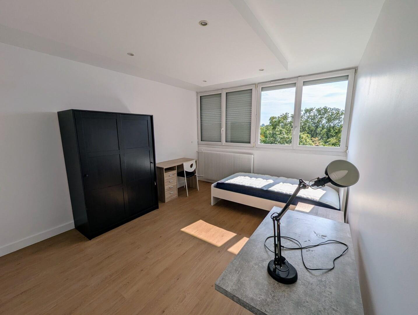 
                                                Colocation
                                                 Chambres dispos dans bel coloc refaite à neuf 78m²