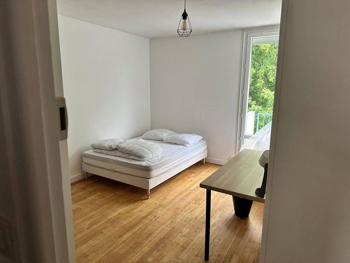 
                                                Colocation
                                                 Chambres dispos dans coloc rénovée 72m²