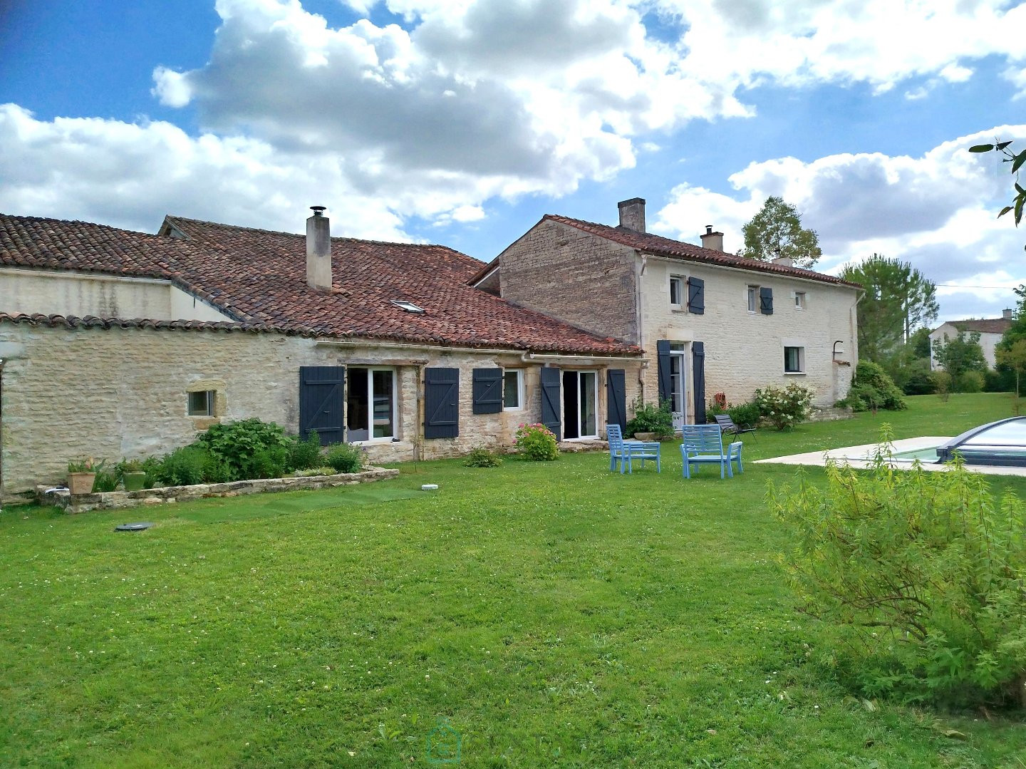 
                                                Vente
                                                 CHARENTAISE 284M² - 6 CHAMBRES - PISCINE - JARDIN - 2825M²
