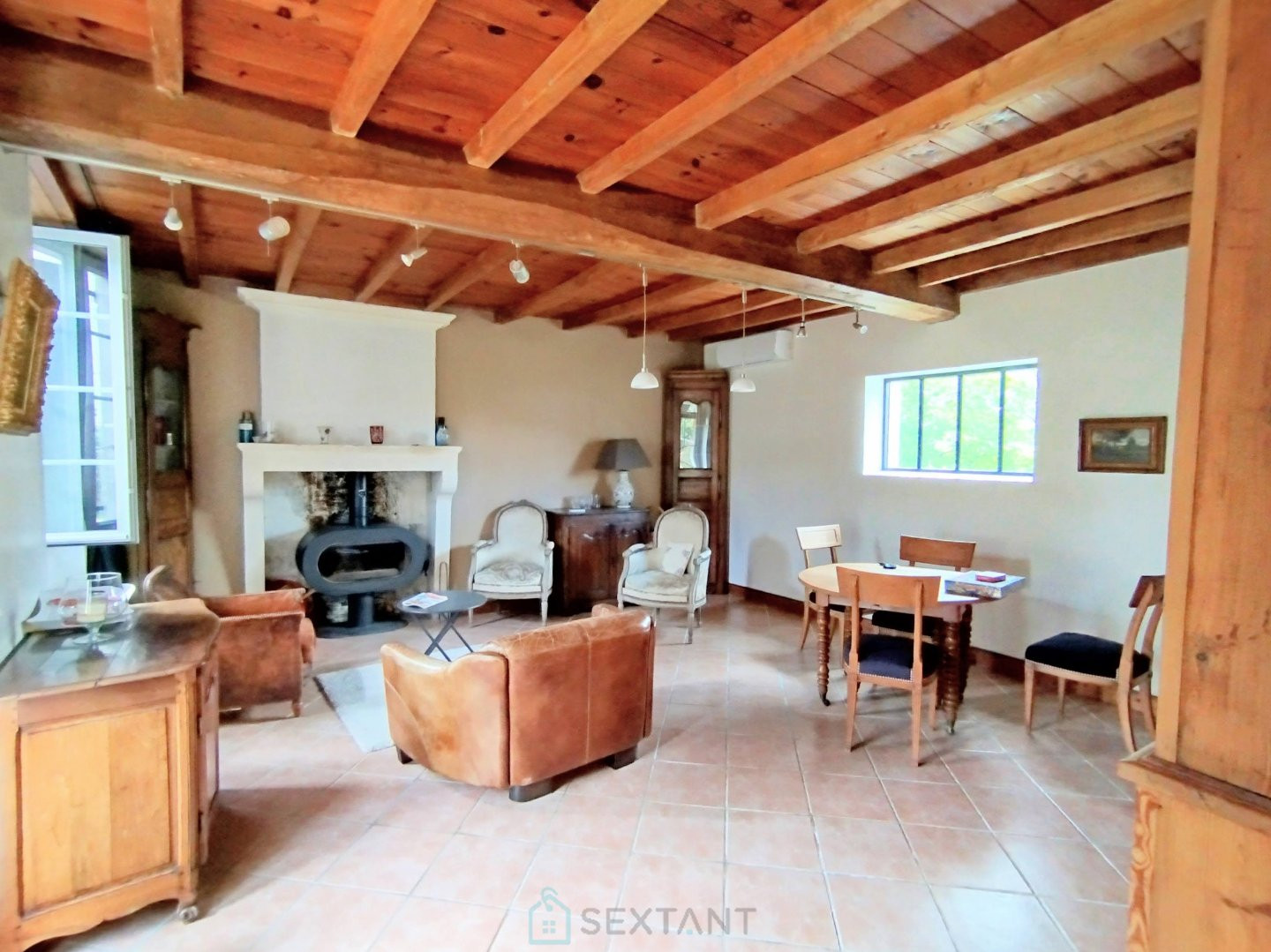 
                                                Vente
                                                 CHARENTAISE 284M² - 6 CHAMBRES - PISCINE - JARDIN - 2825M²