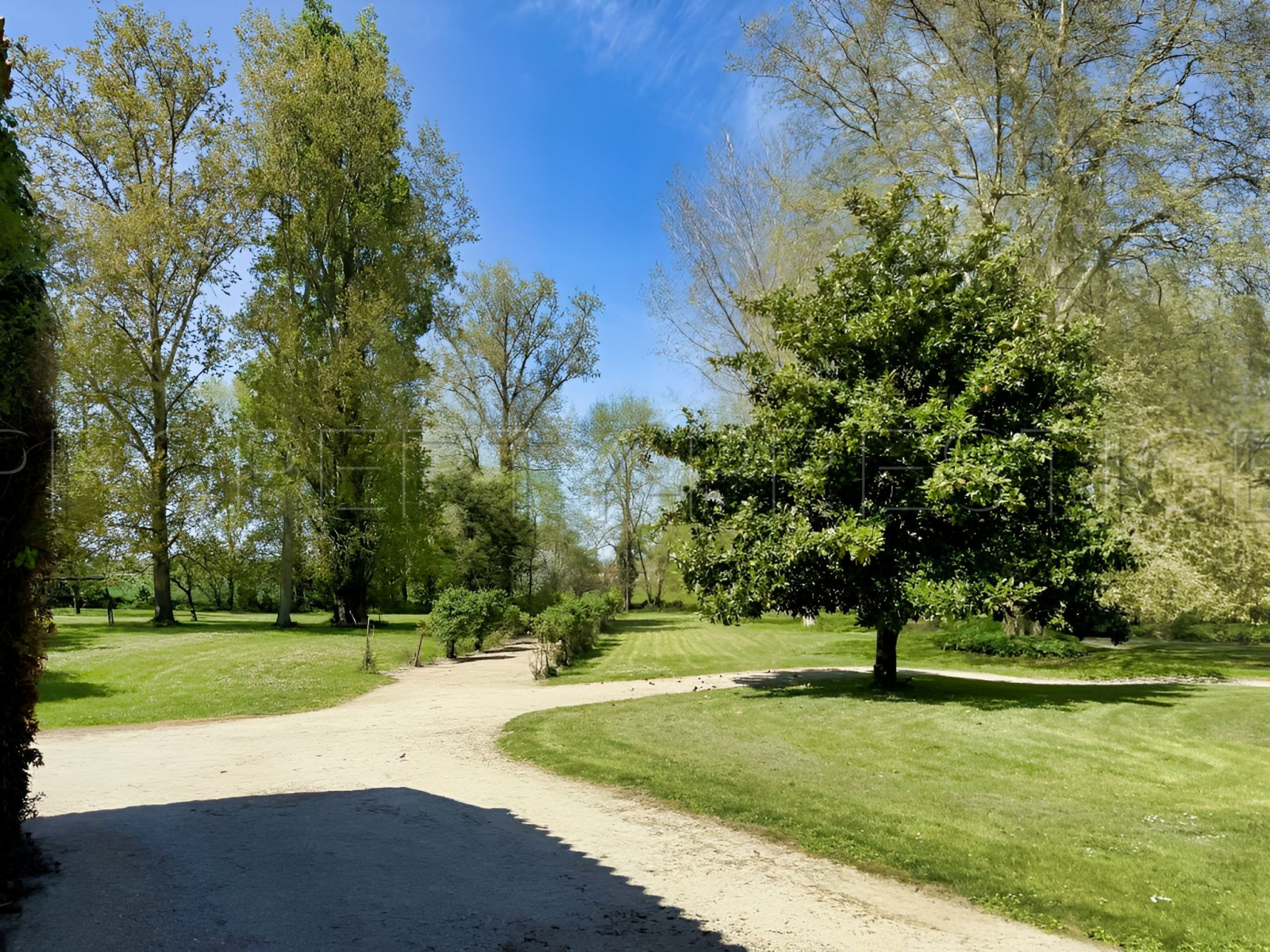 
                                                Vente
                                                 CHARENTE MARITIME MANOIR DE CHARME 20 HA RIVIERE