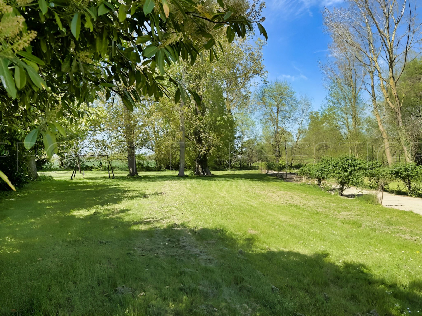 
                                                Vente
                                                 CHARENTE MARITIME MANOIR DE CHARME 20 HA RIVIERE