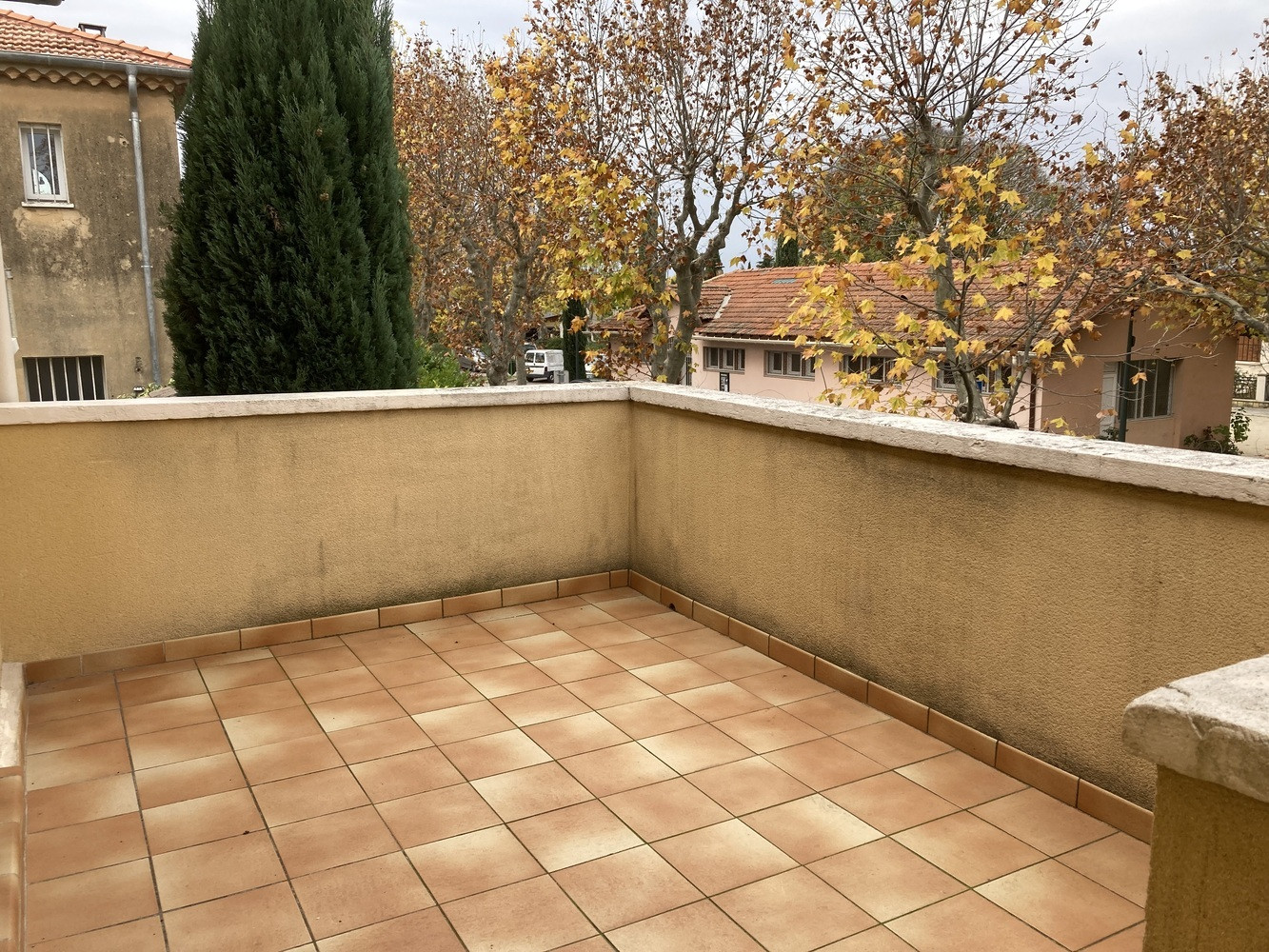 
                                                Vente
                                                 CHARLEVAL Maison T6, 110 m² en R+1 , garage
