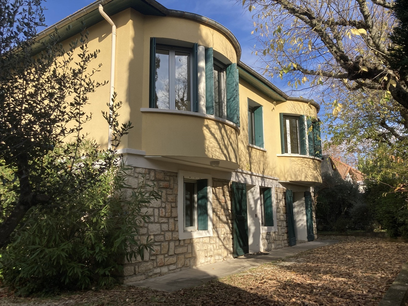 
                                                Vente
                                                 CHARLEVAL Maison T6, 110 m² en R+1 , garage