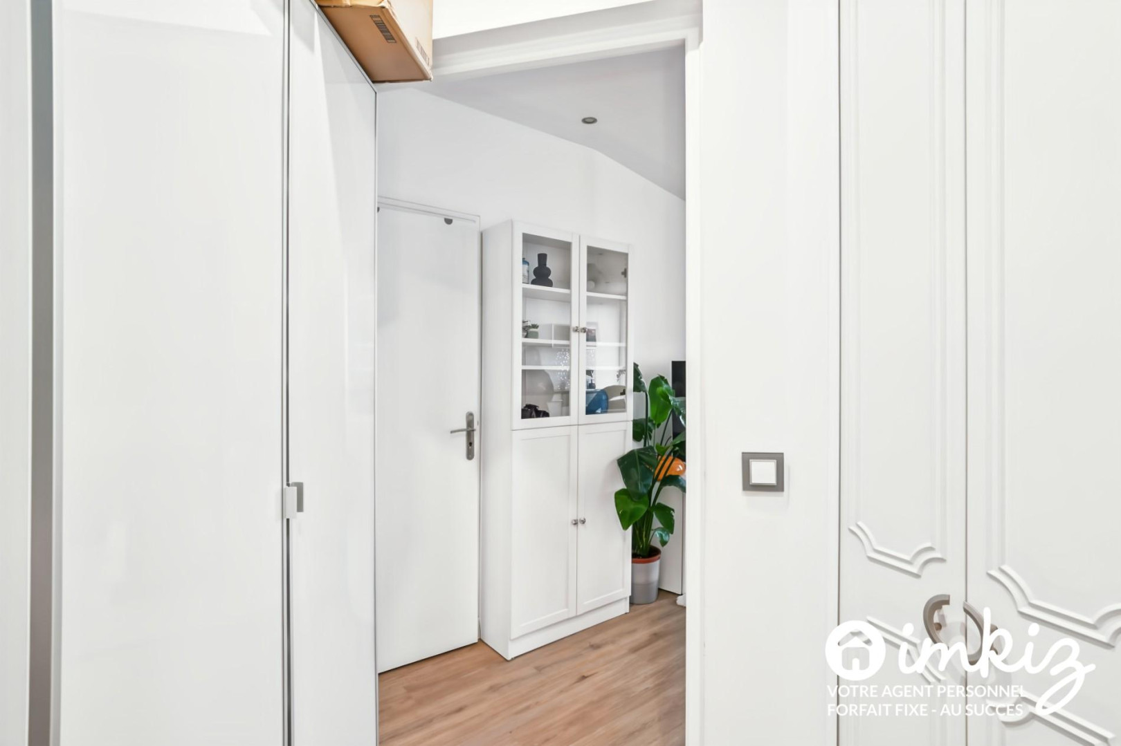 
                                                Vente
                                                 Charmant 2 pièces entre le RER E et le Métro 15