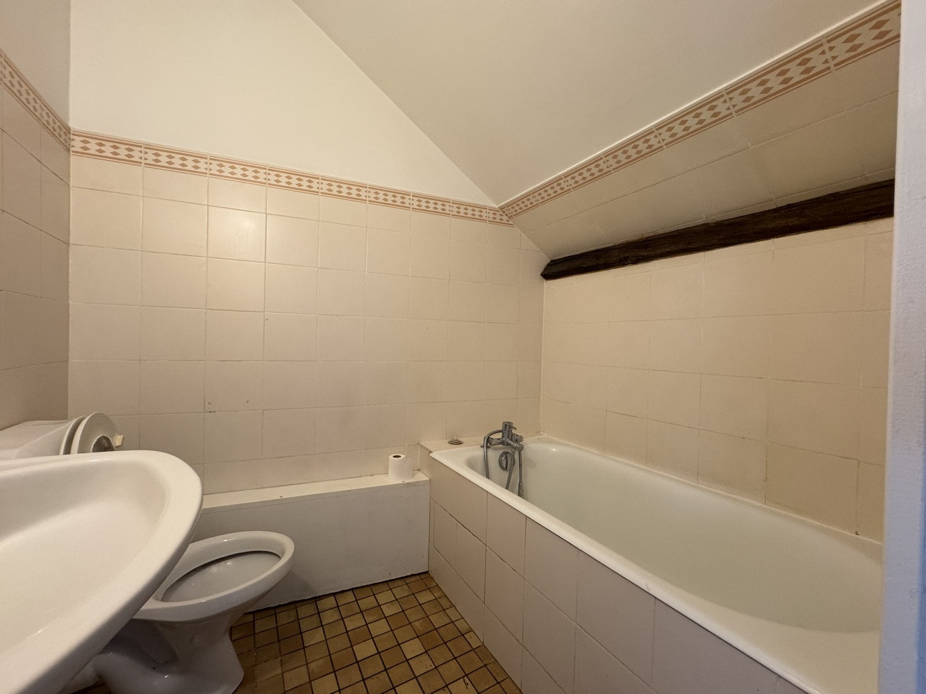 
                                                Vente
                                                 CHARMANT 2 PIECES LE MARAIS - 50m2 au sol