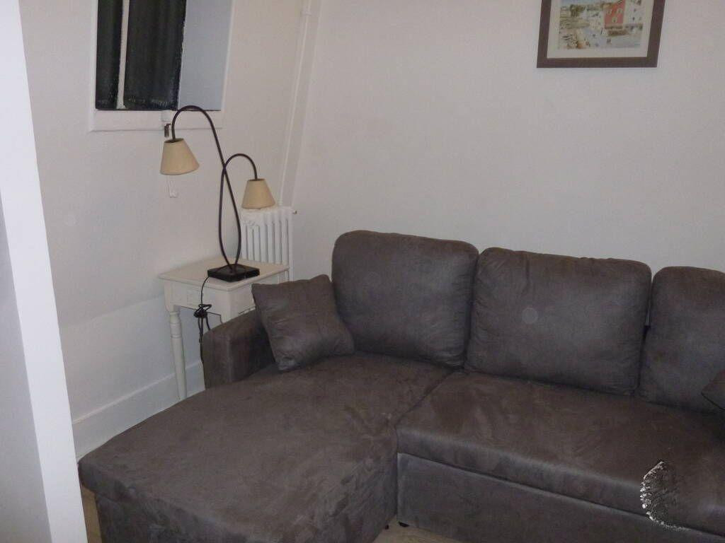 
                                                Location
                                                 Charmant 2 pièces meublé Paris 8