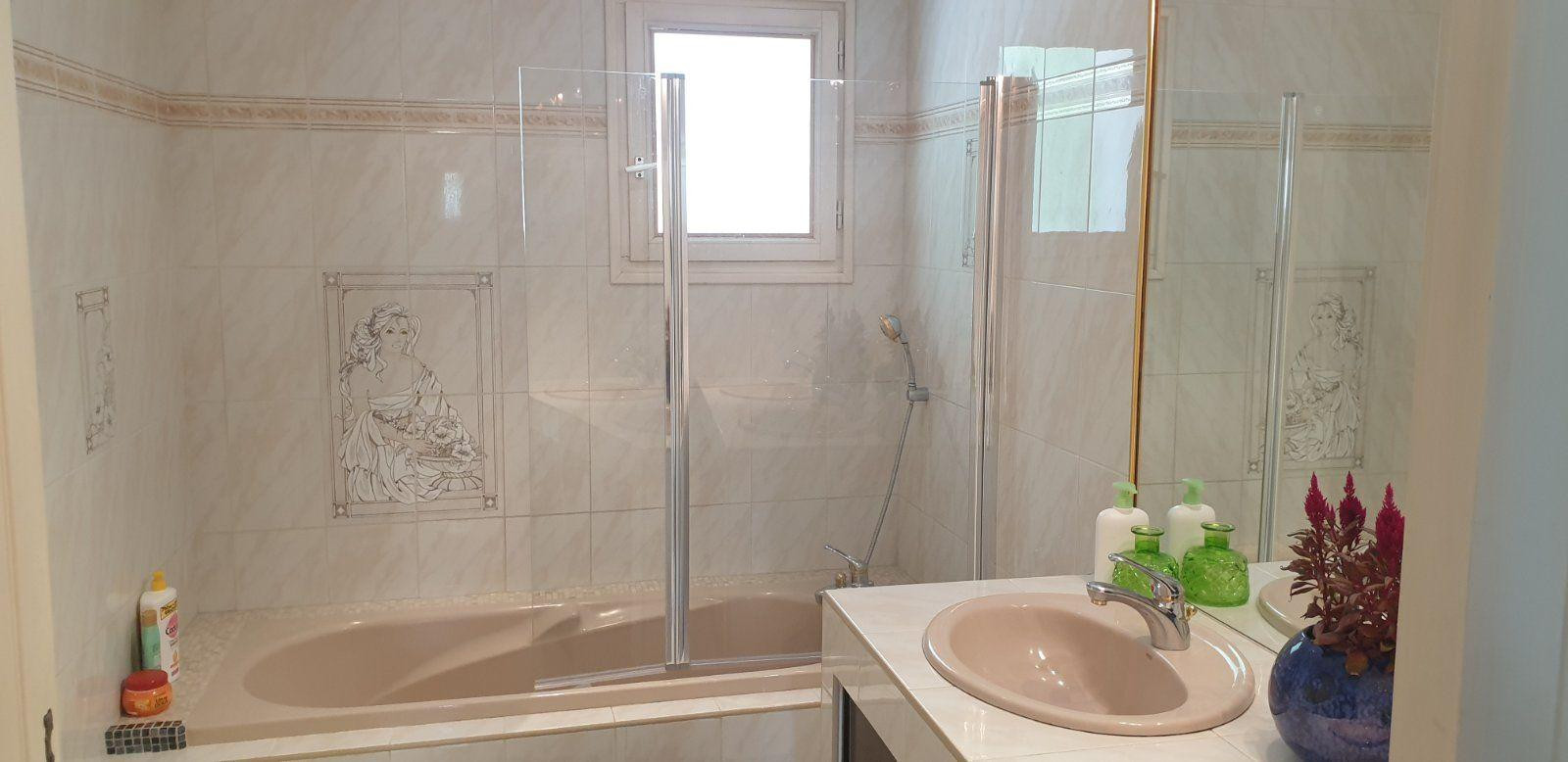 
                                                Location
                                                 Charmant appartement avec piscine chauffée