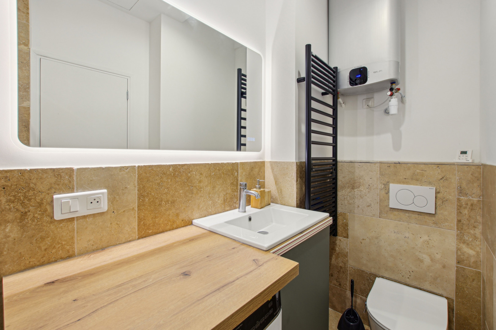 
                                                Location
                                                 Charmant appartement de 36m² entièrement rénové dans un quartier bien desservi (loyer tout inclus)