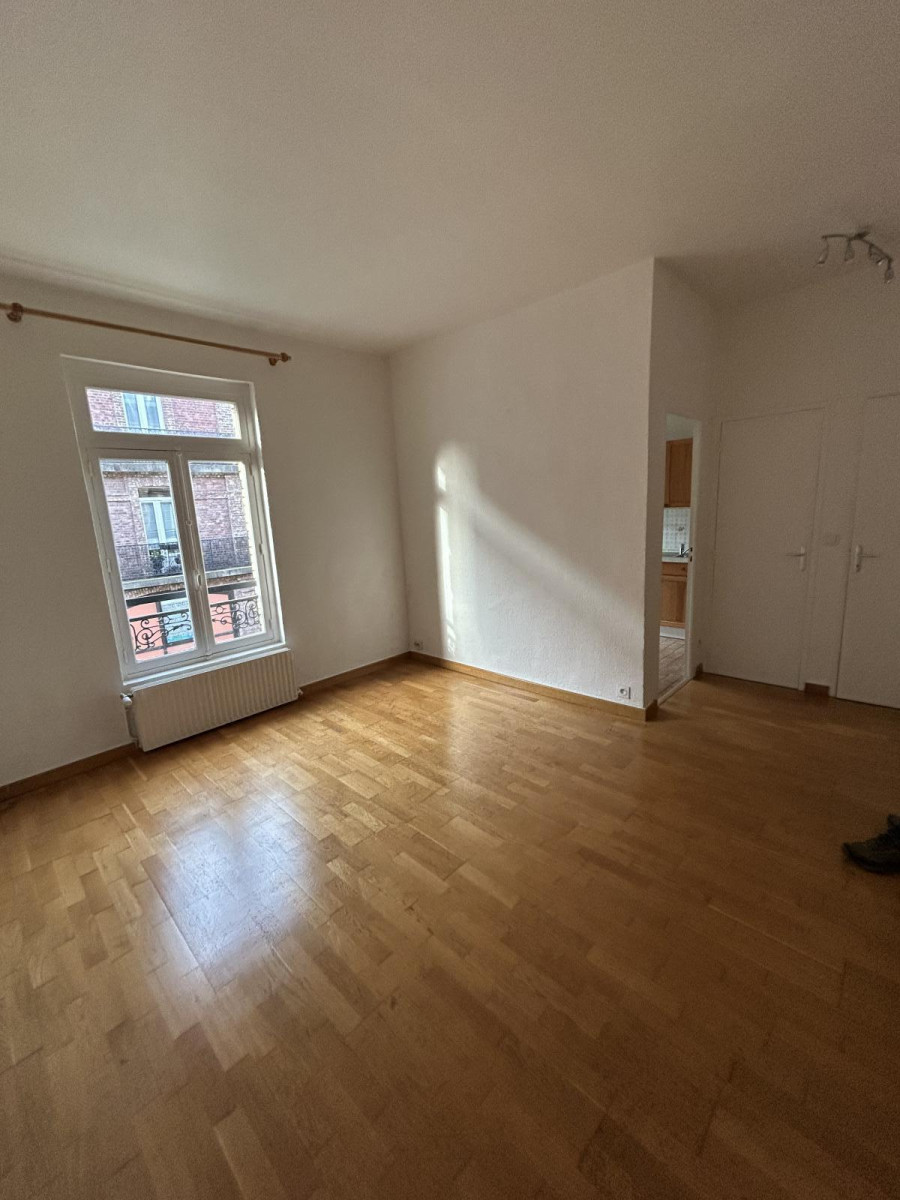 
                                                Location
                                                 Charmant appartement F3 , proche de place St Marc