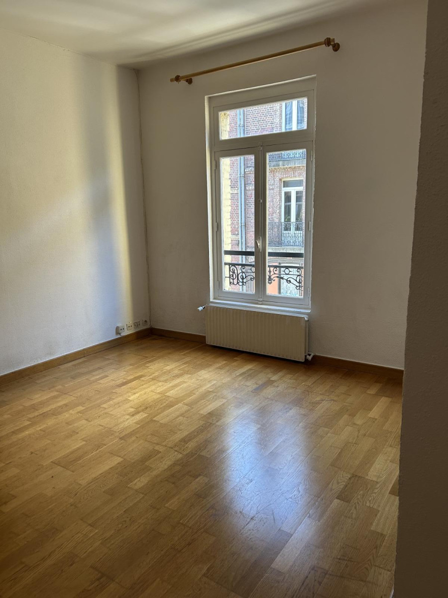 
                                                Location
                                                 Charmant appartement F3 , proche de place St Marc