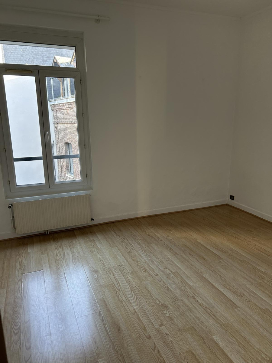 
                                                Location
                                                 Charmant appartement F3 , proche de place St Marc