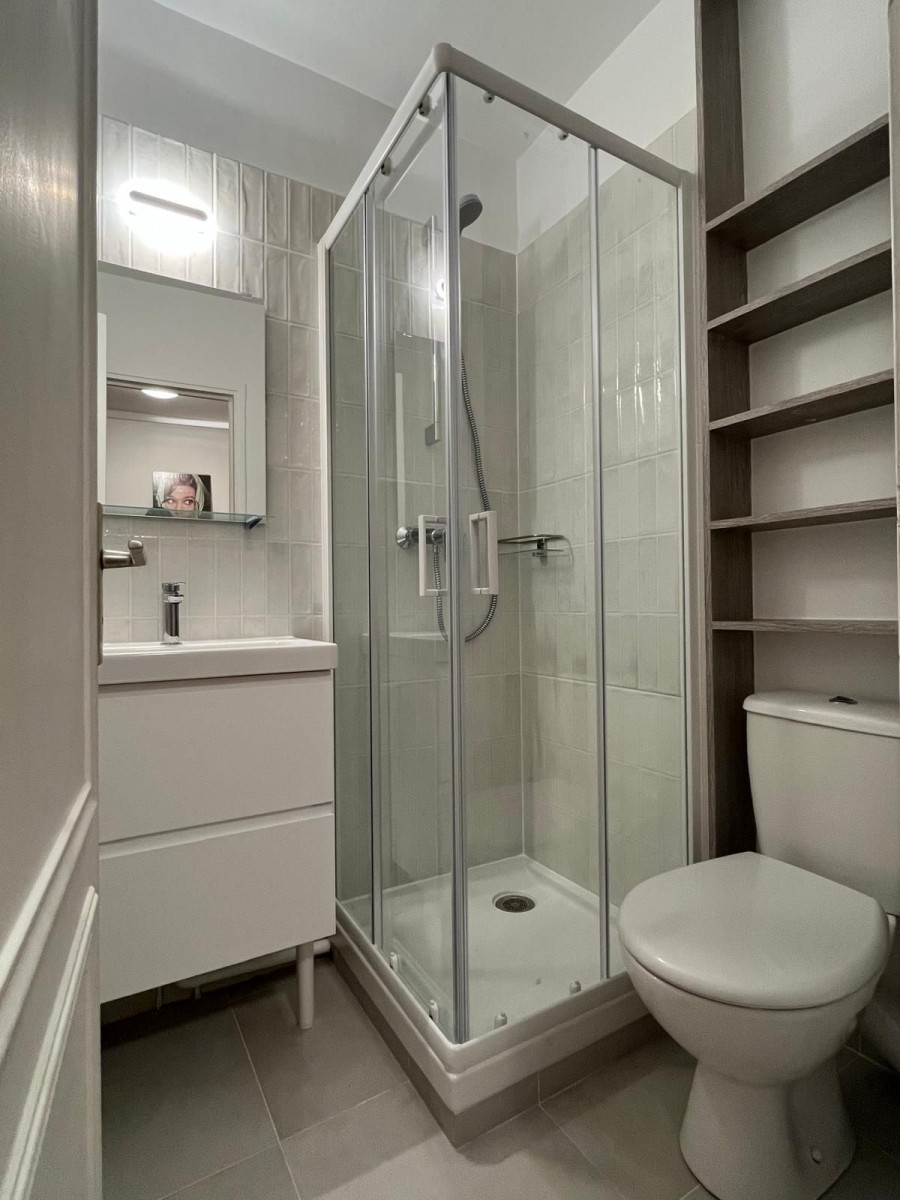
                                                Location
                                                 Charmant appartement rénové donnant sur jardin privé, au calme - 50m Notre dame - 1 chambre séparée, 1 salon, 1 bureau (loyer tout inclus)