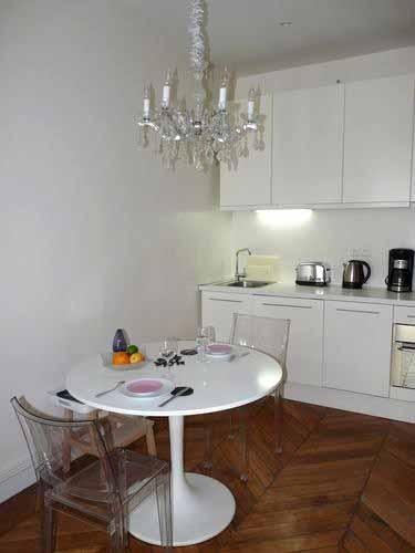 
                                                Location
                                                 Charmant deux pièces de 43 m2, idéalement situé.