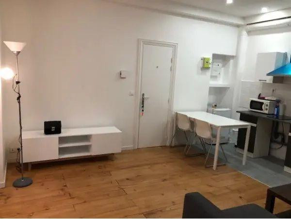 
                                                Location
                                                 Charmant, parquet, belle hauteur sous plafond