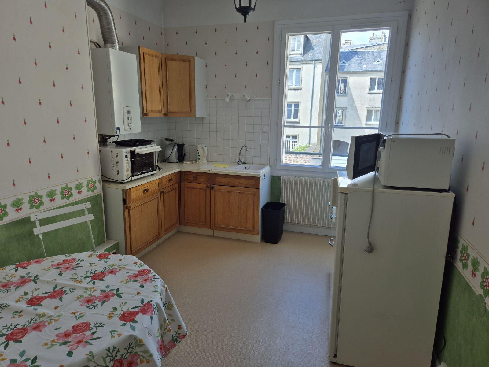 
                                                Location
                                                 Charmant petit meublé en centre ville