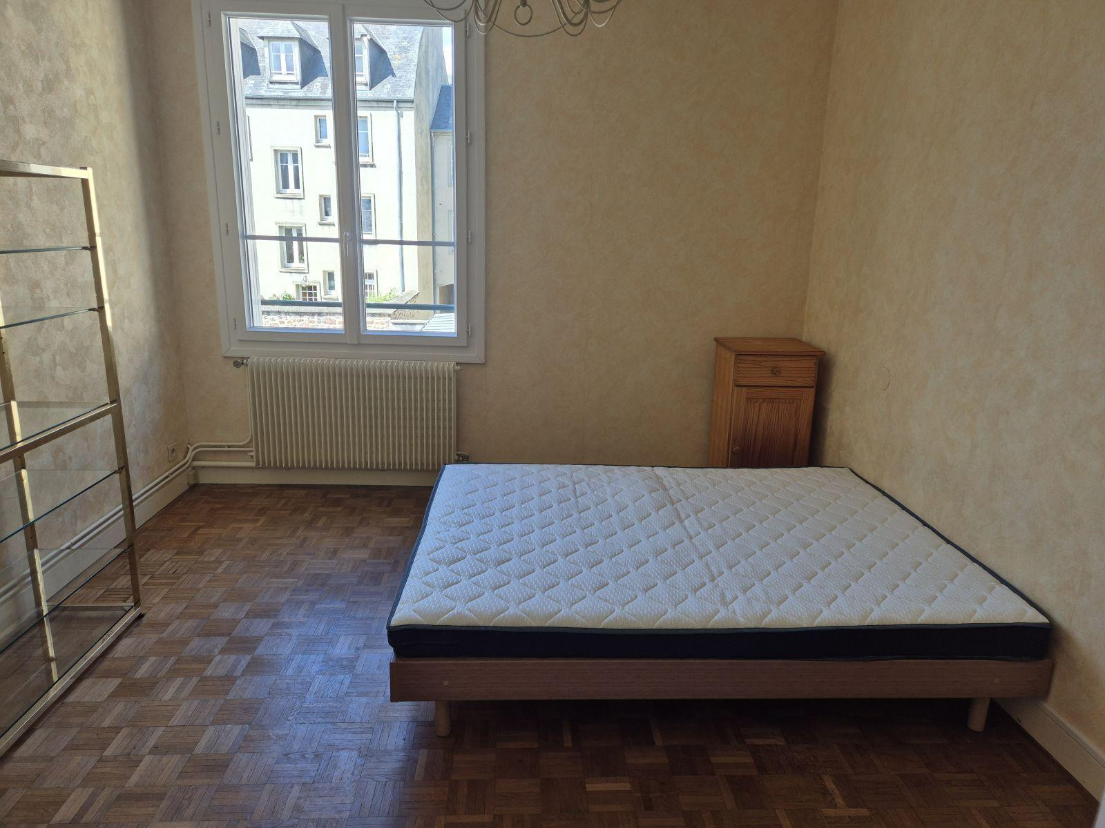 
                                                Location
                                                 Charmant petit meublé en centre ville