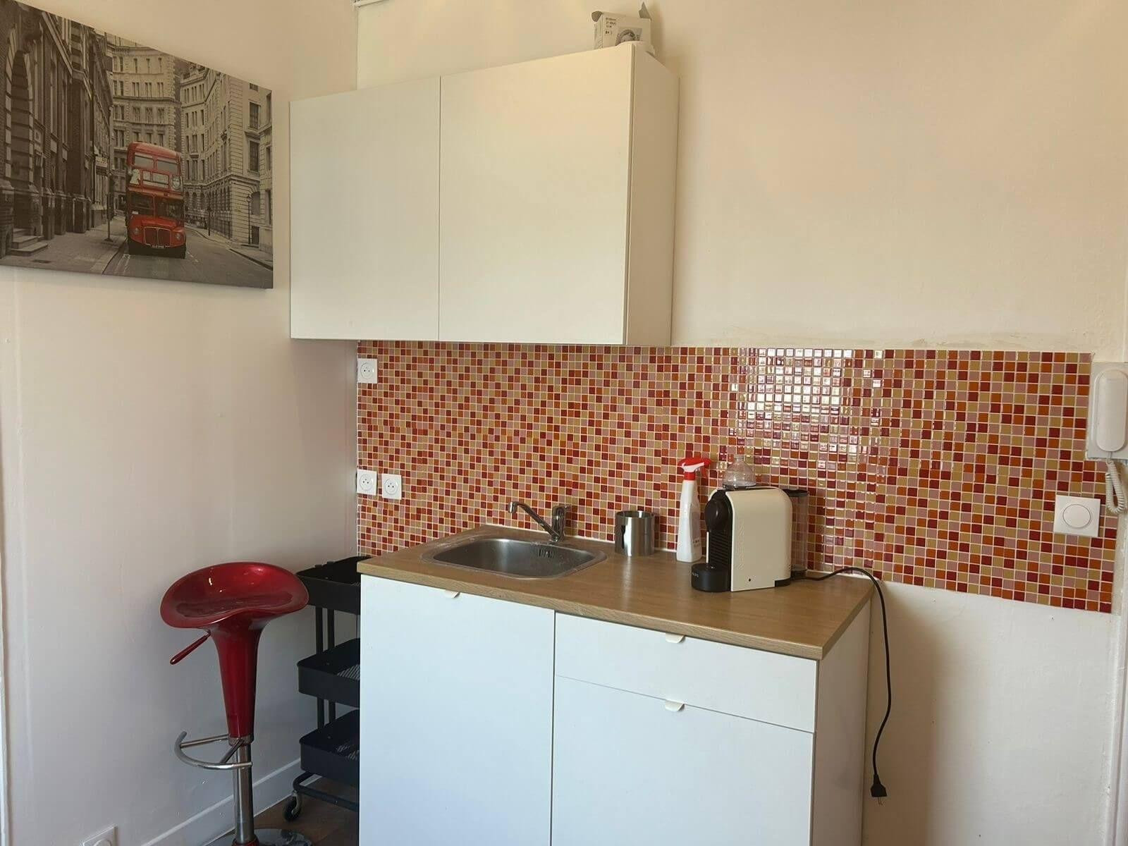 
                                                Location
                                                 Charmant studio 13m² meublé et refait à neuf
