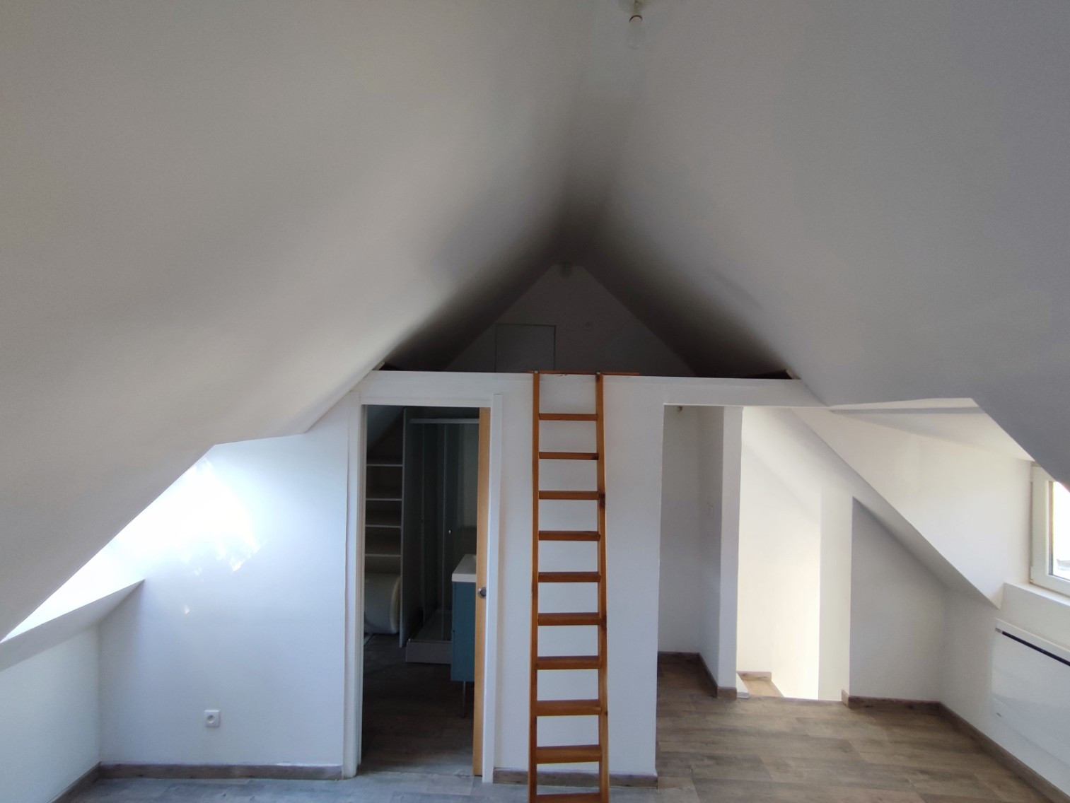 
                                                Location
                                                 Charmant studio avec cour et mezzanine