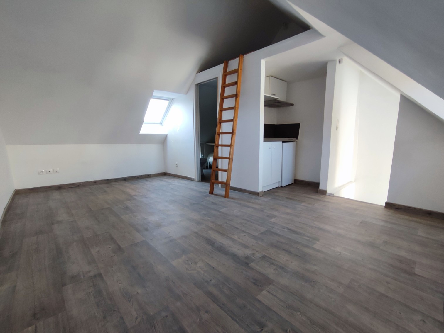 
                                                Location
                                                 Charmant studio avec cour et mezzanine