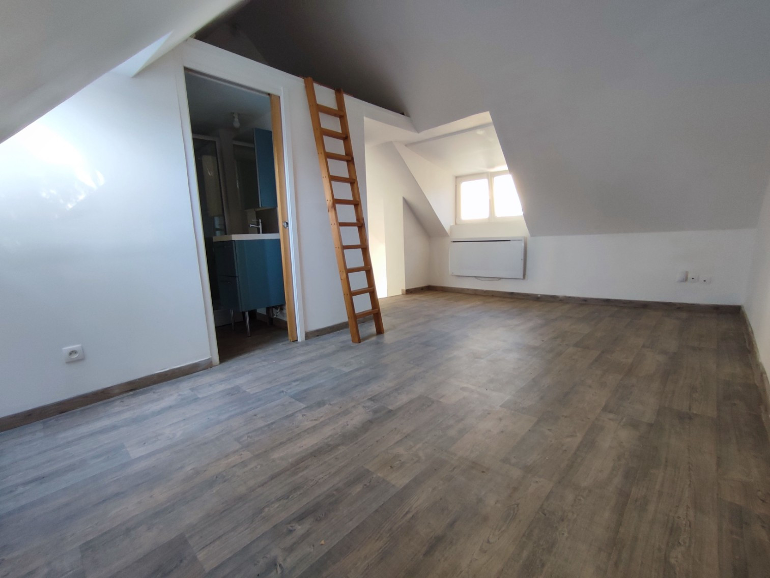 
                                                Location
                                                 Charmant studio avec cour et mezzanine