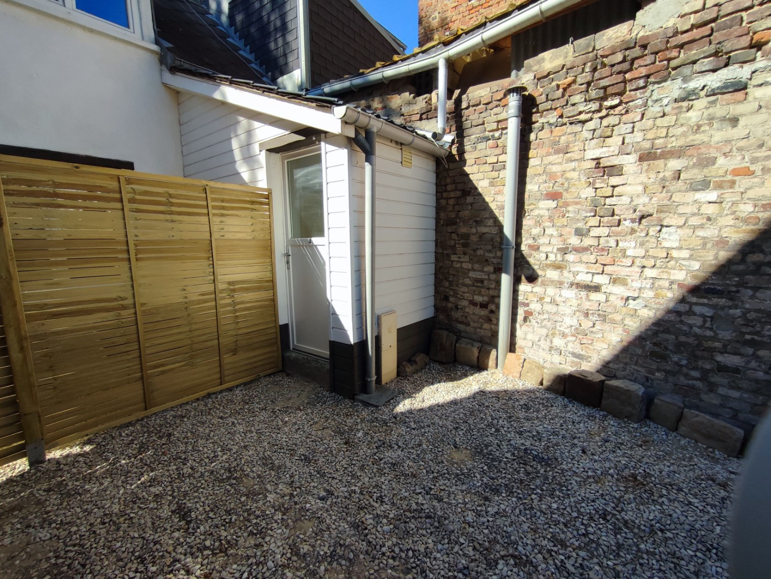 
                                                Location
                                                 Charmant studio avec cour et mezzanine