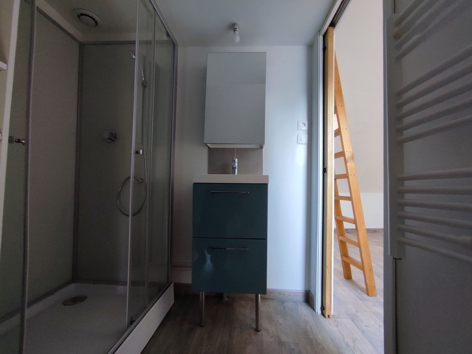 
                                                Location
                                                 Charmant studio avec cour et mezzanine