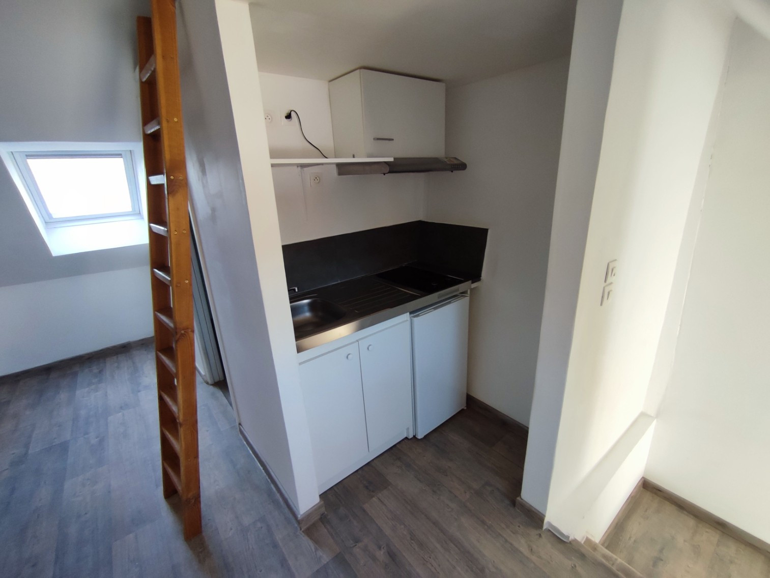 
                                                Location
                                                 Charmant studio avec cour et mezzanine