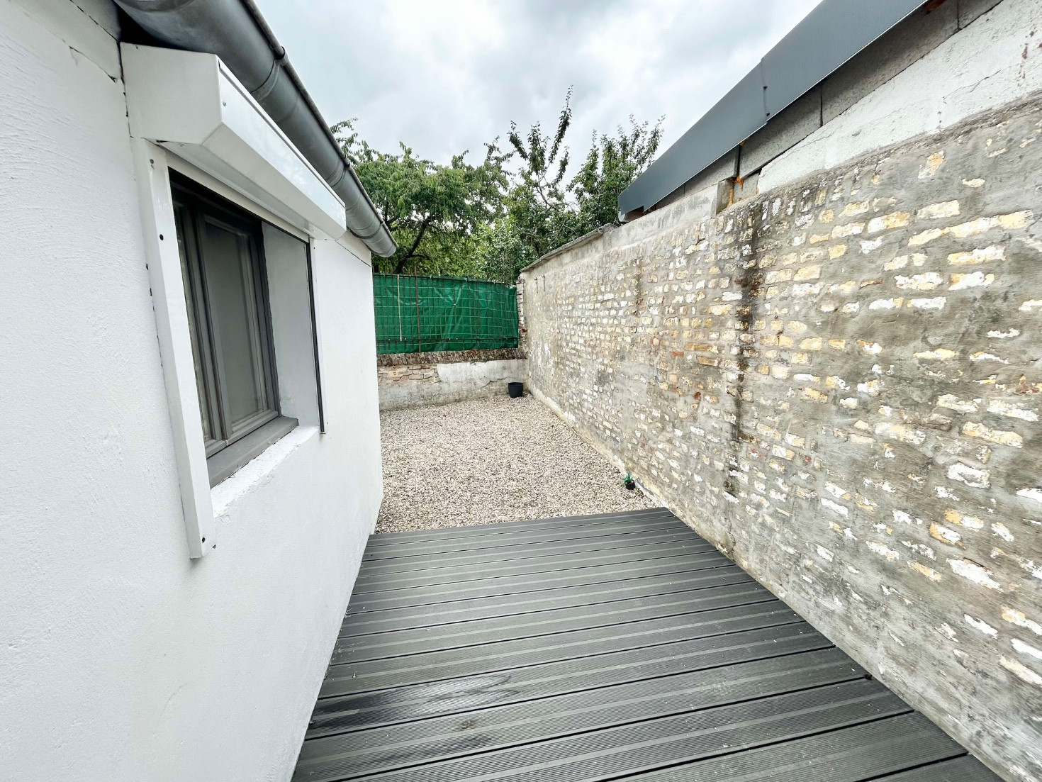 
                                                Location
                                                 Charmant studio avec cour privative
