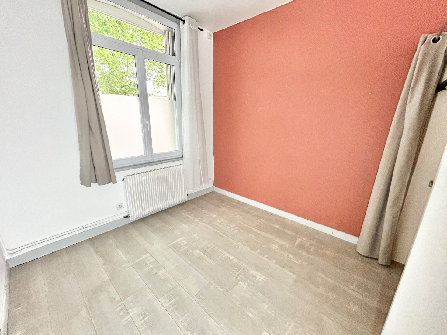 
                                                Location
                                                 Charmant studio avec cour privative