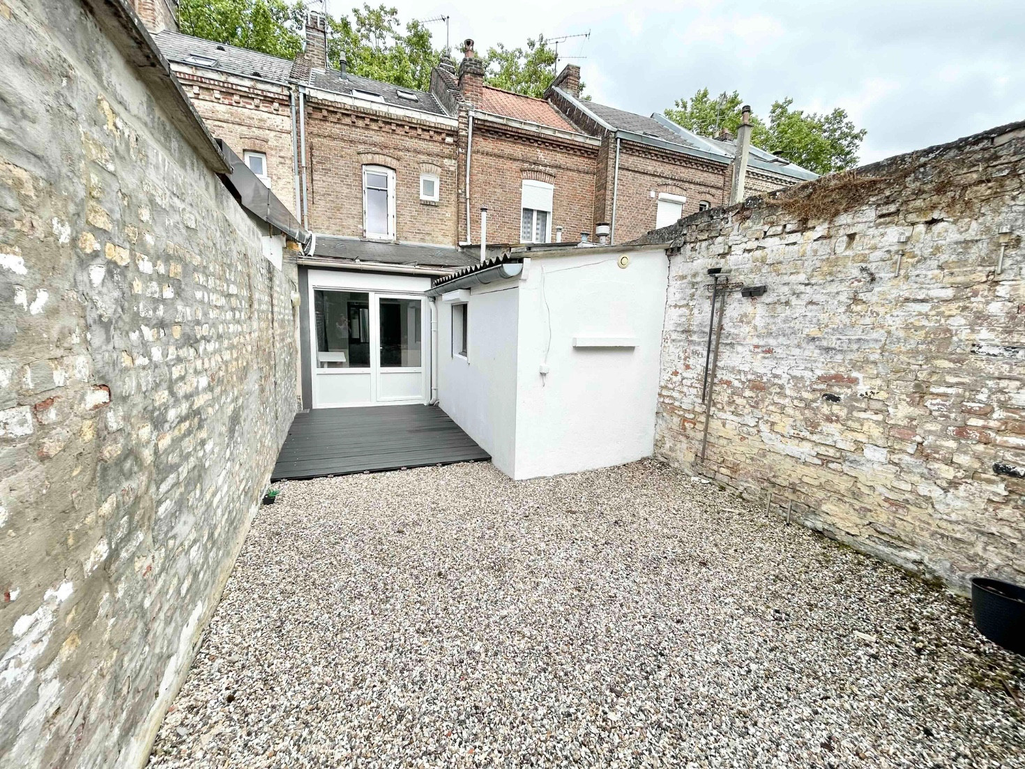 
                                                Location
                                                 Charmant studio avec cour privative