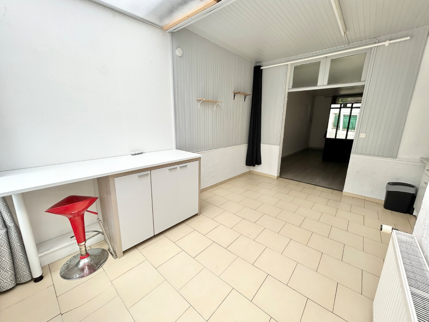 
                                                Location
                                                 Charmant studio avec cour privative