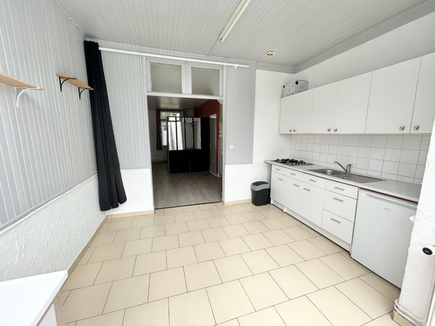 
                                                Location
                                                 Charmant studio avec cour privative