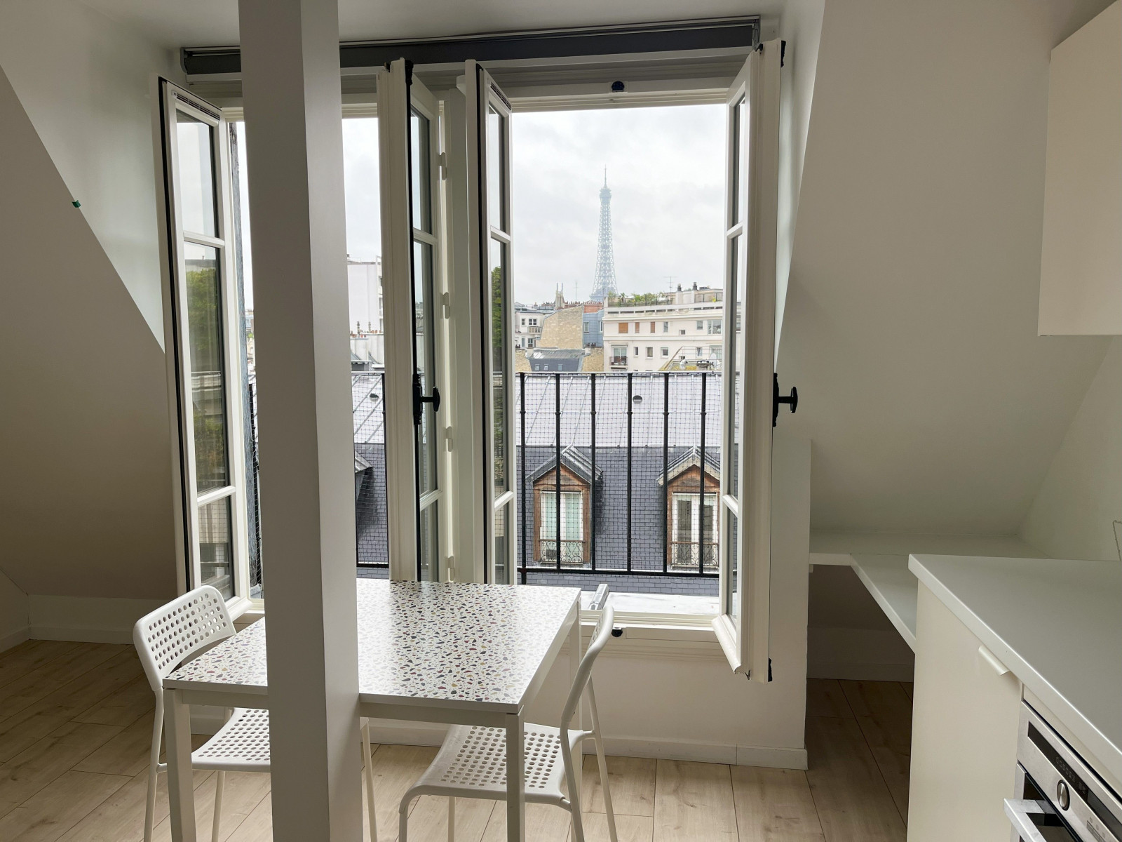 
                                                Location
                                                 Charmant Studio avec Vue sur la Tour Eiffel à La Muette, Paris 16ème (loyer tout inclus)